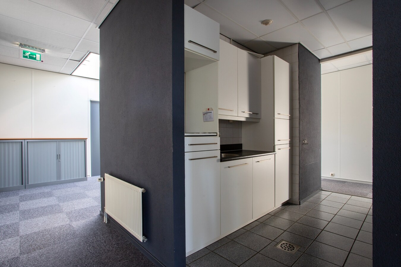 Vrijstaande representatieve kantoorruimte van circa 342 m2 met ruim voldoende parkeergelegenheid. (circa 20 plaatsen) 