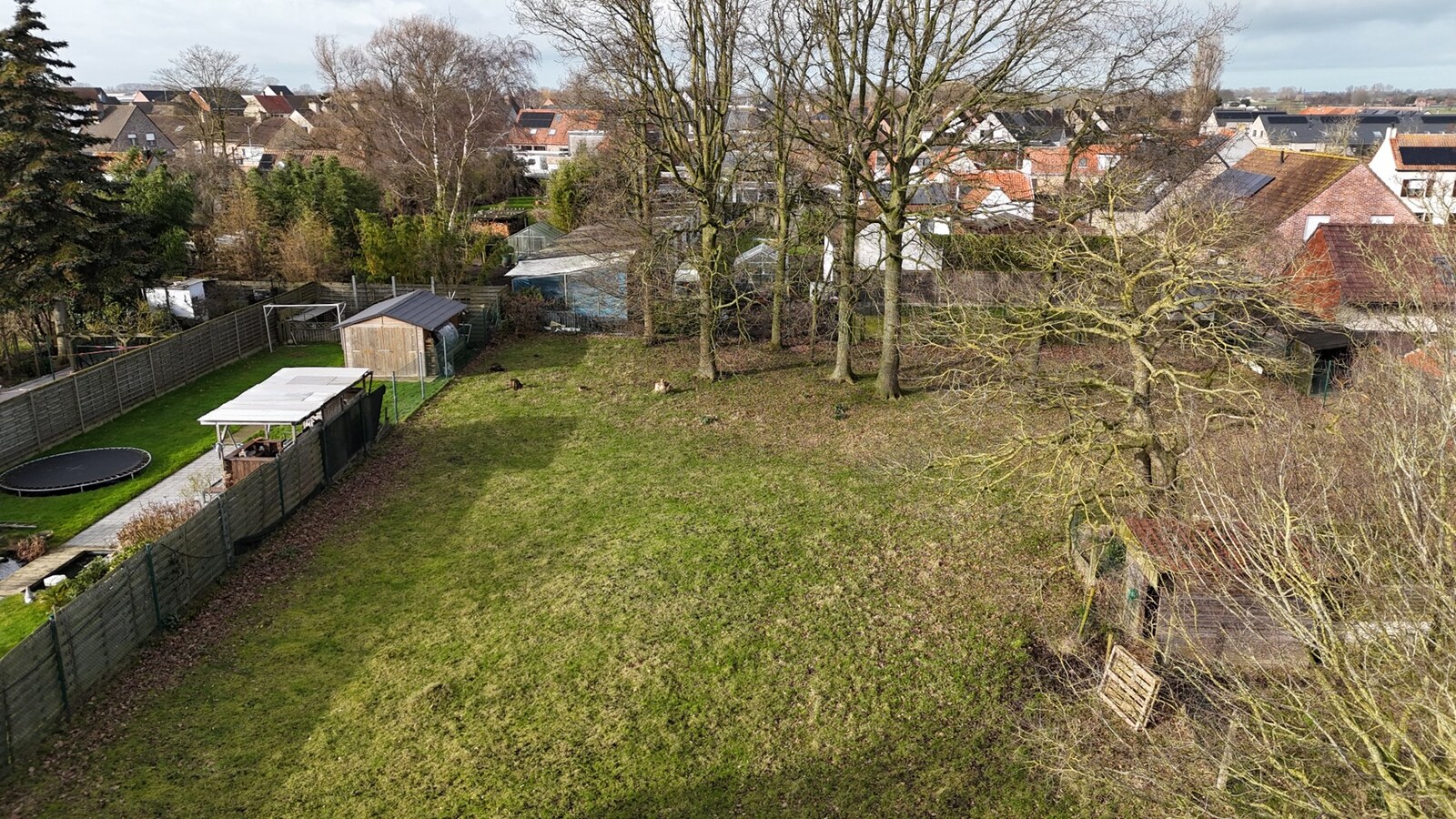 Te renoveren woning met 5  slaapkamers en bijhorend stuk bouwgrond te Koekelare 