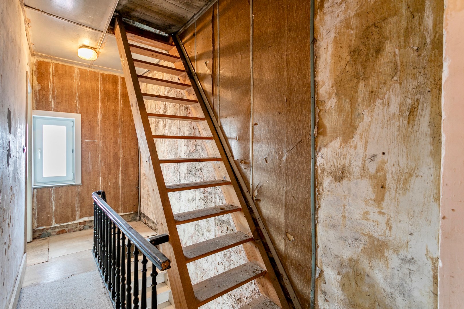 Ruime, te renoveren woning met 3 slpk en garage 