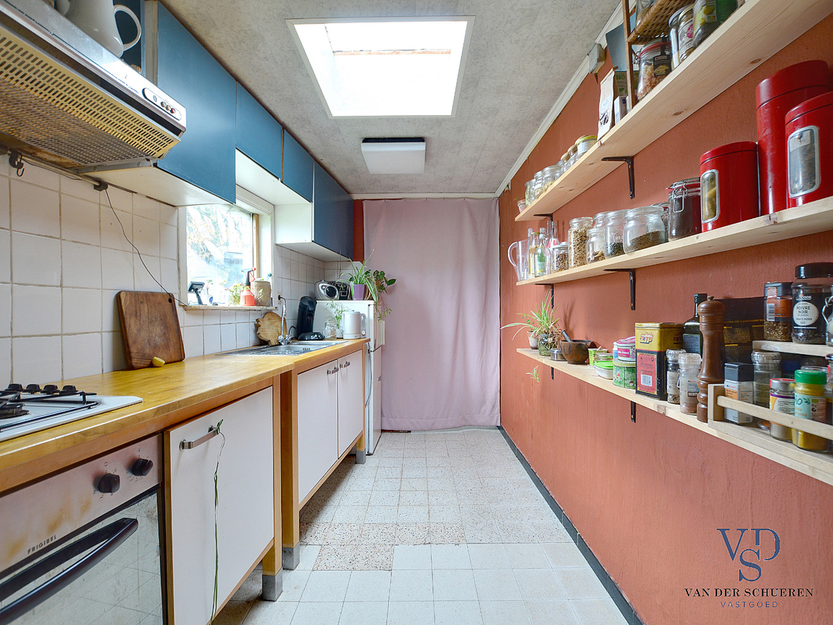 Karaktervolle, te renoveren woning (op bijna 900 m²). 