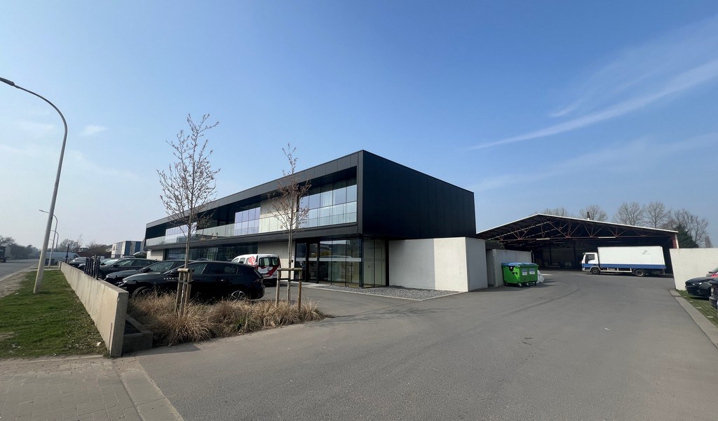 Recent bedrijfsgebouw met prachtige kantoren te huur in Lokeren