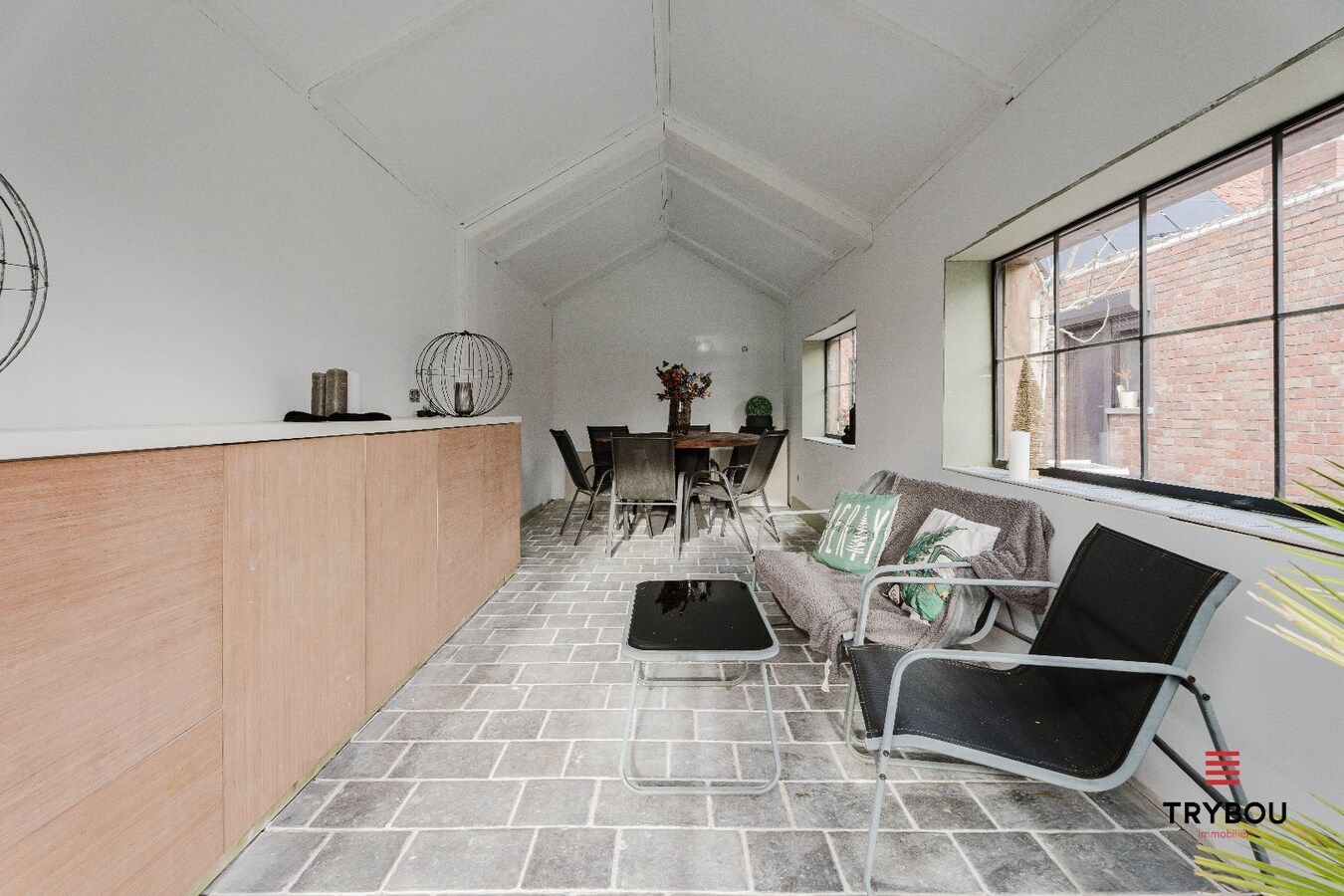 Verrassend ruime, lichtrijke woning op ruim perceel van 722m² te Jabbeke 