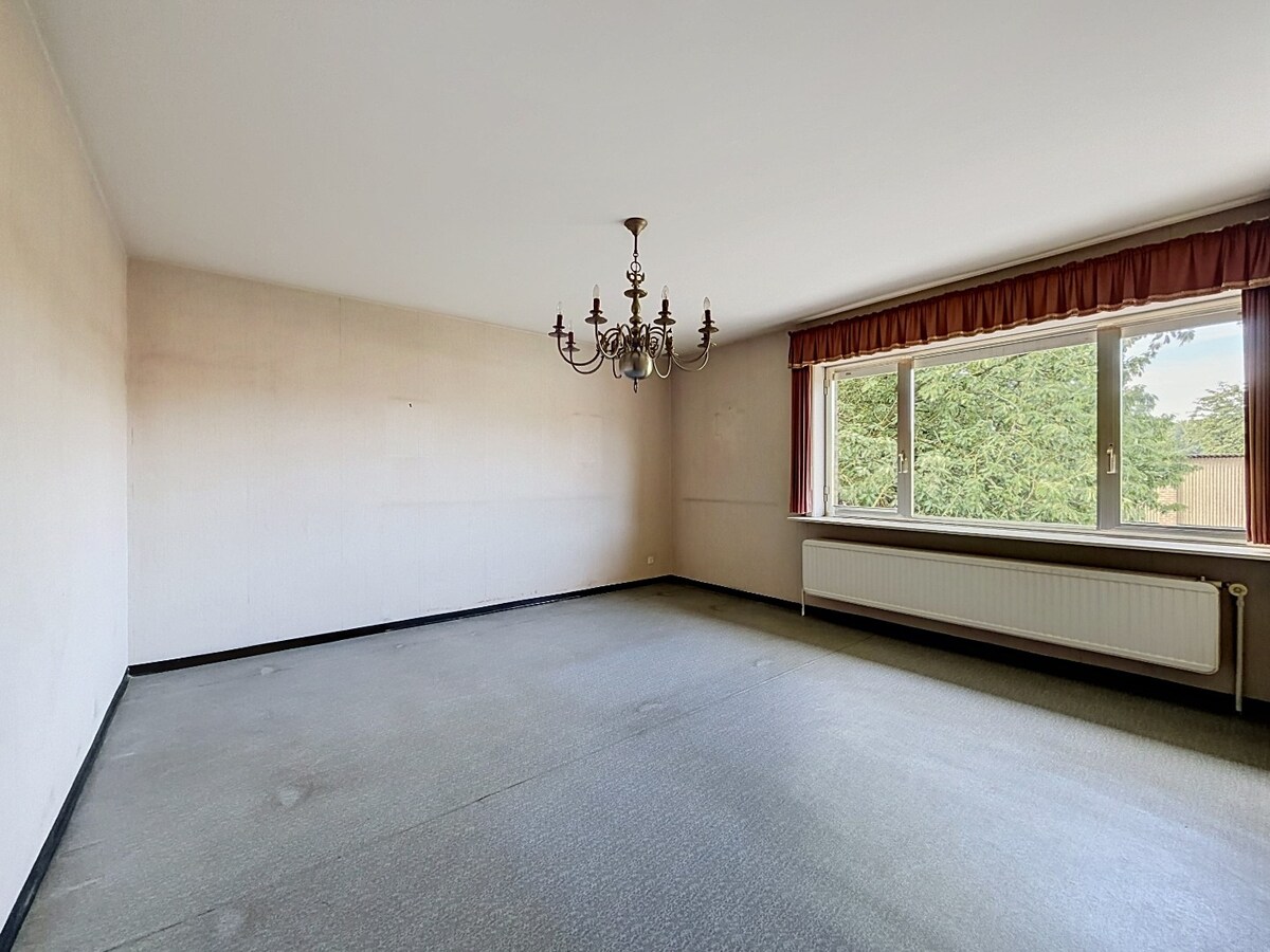 Ruime sixties villa met vergunde loodsen (350m²) te Vlierzele 