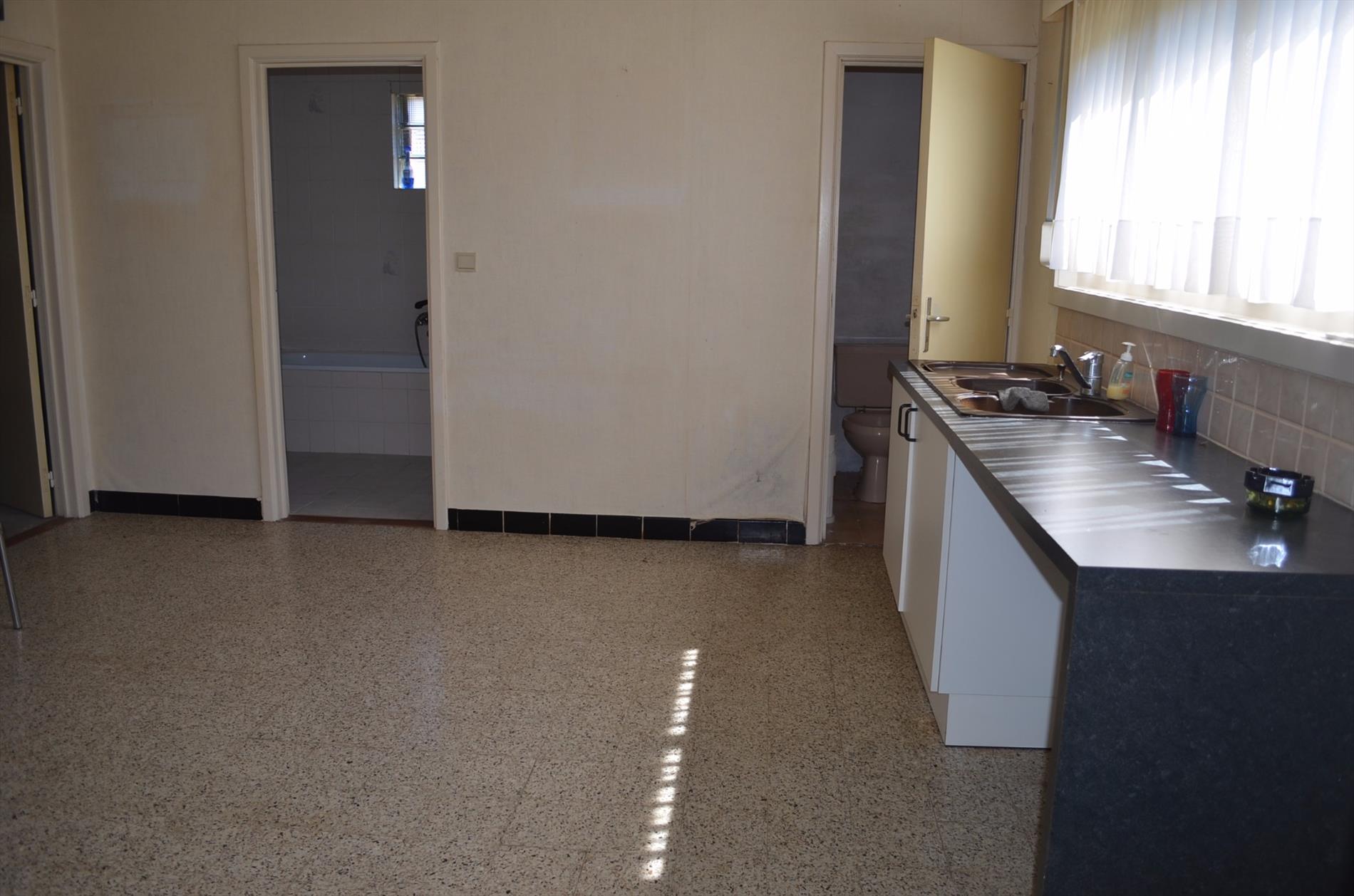 Te renoveren ruime bungalow met 3 slpks en garage te Adegem 