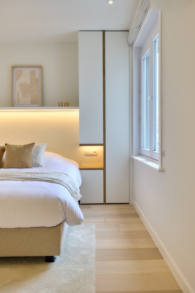 Volledig gerenoveerd appartement met 4 slaapkamers centraal gelegen in centrum van Knokke nabij de Dumortierlaan met zijdelings zeezicht. 