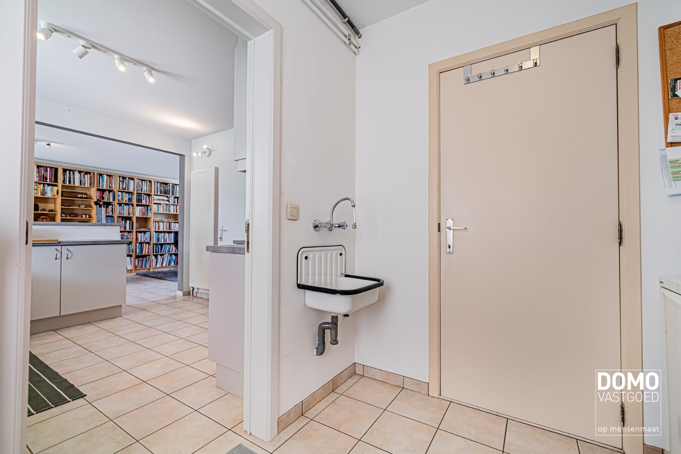 ZUIDWESTELIJK GEORIËNTEERDE DOORZONWONING MET LICHTRIJKE AANBOUW, GEZELLIGE TUIN EN RUIME GARAGE TE KURINGEN (HASSELT) 