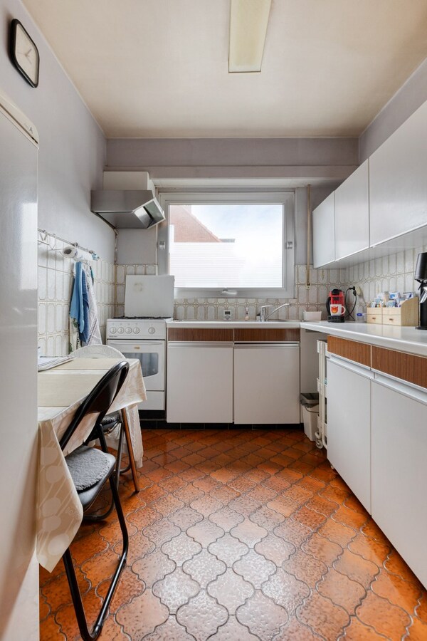 Kleinschalig gebouw met 2 appartementen en bijhorende garageboxen te Brasschaat 