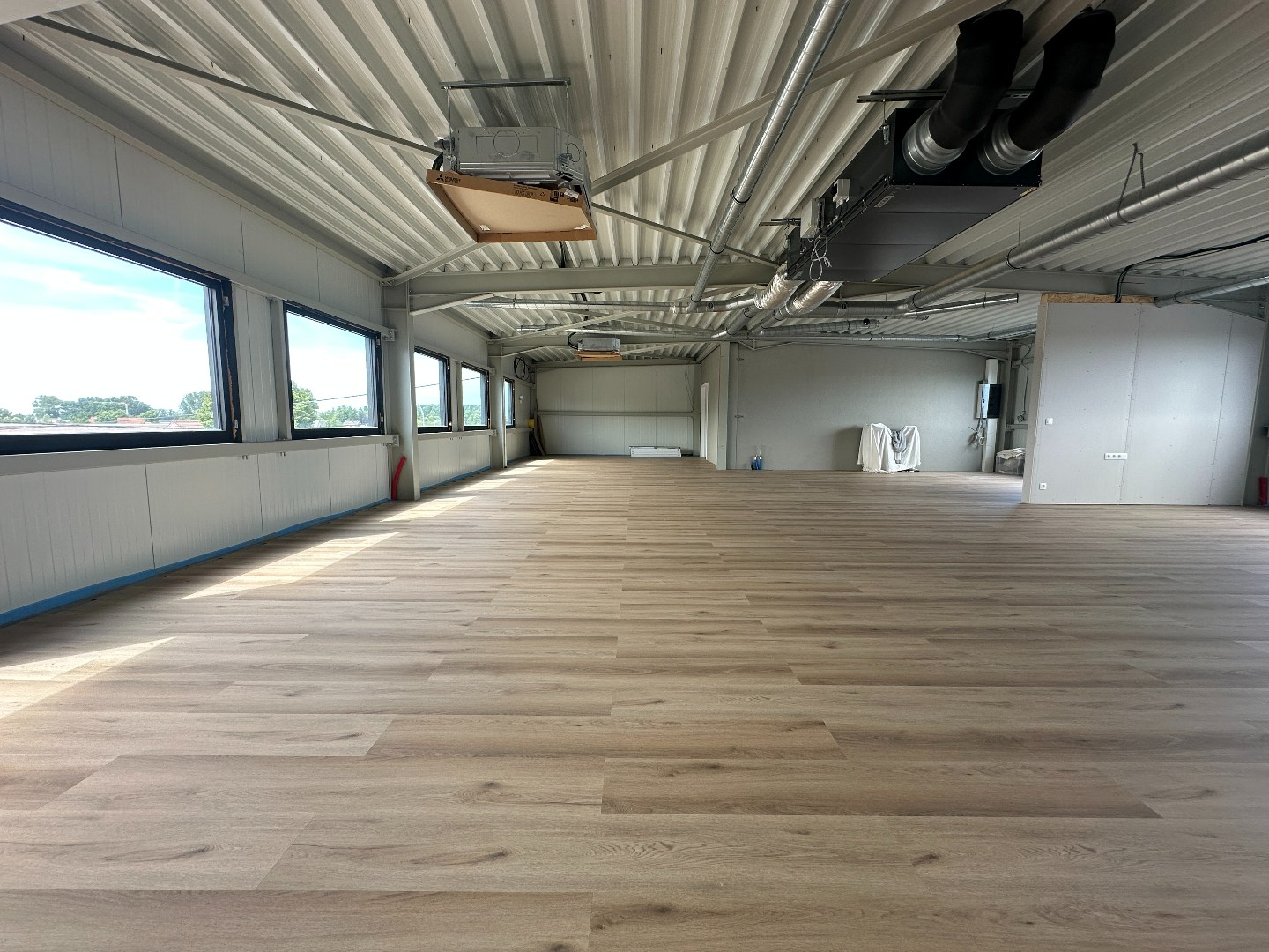 Prachtige kantoorruimte, 275 m², met private parking, gunstig gelegen te Torhout. 