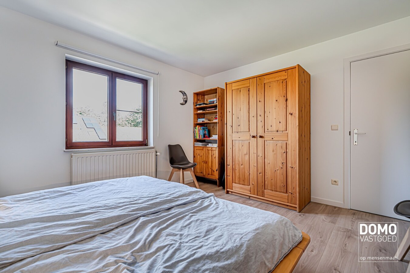 ZUIDWESTELIJK GEORIËNTEERDE DOORZONWONING MET LICHTRIJKE AANBOUW, GEZELLIGE TUIN EN RUIME GARAGE TE KURINGEN (HASSELT) 