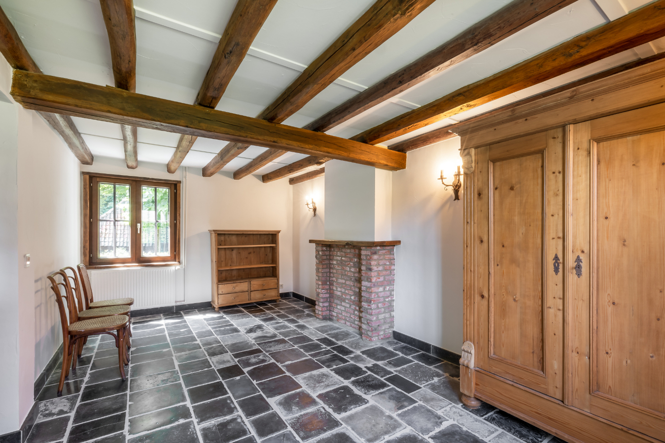 Authentieke hoeve in uitzonderlijke conditie op een perceel van 5.263 m² te Malle aangrenzend aan bosrijk gebied. 