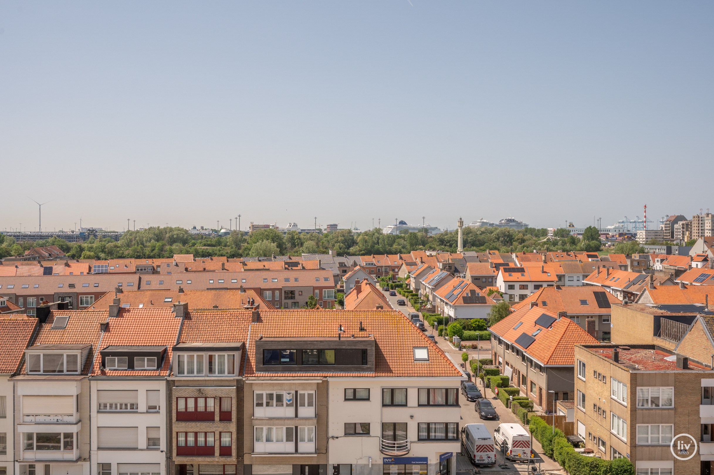 Volledig instapklaar nieuwbouw-appartement voorzien van een gevelbreedte van 10m: Opendeurdag  Zondag 4/01 (14u tot 17u). 