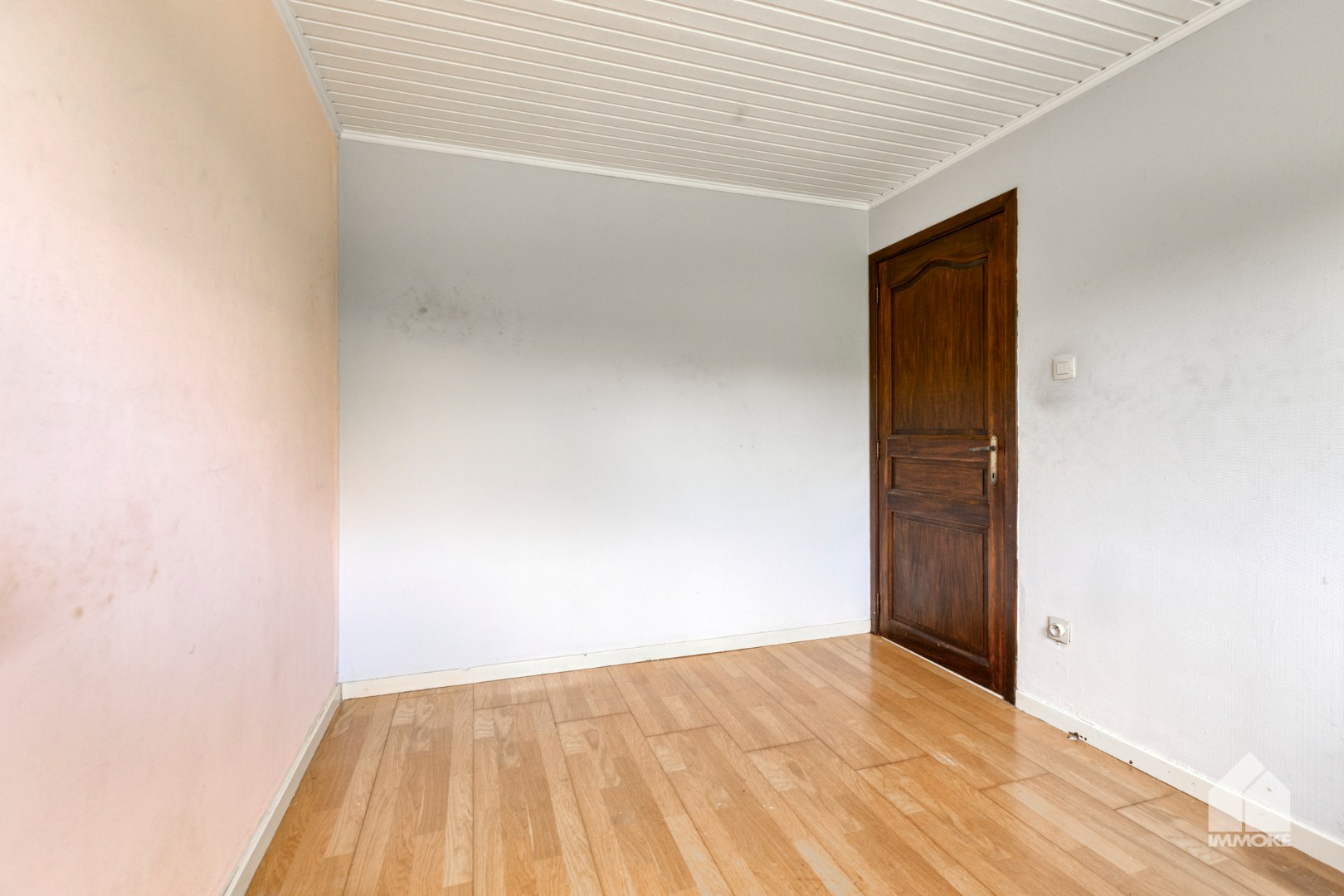 Te renoveren woning op 8a 40ca met 3 slpk en vrijstaande garage. 