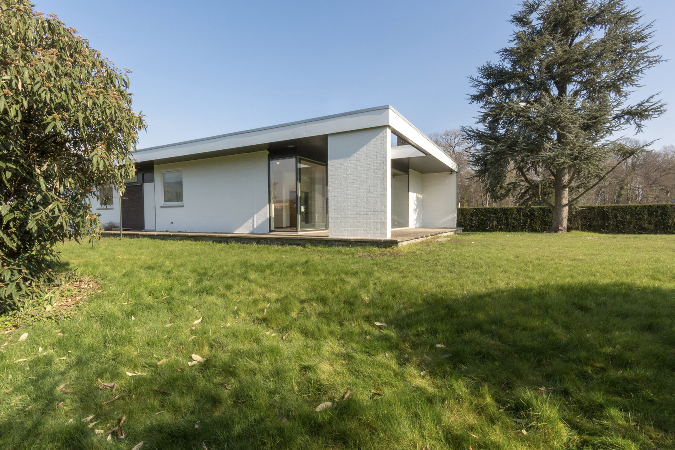 VERKOCHT: Modernistische villa op residentiële ligging te Zwijnaarde 