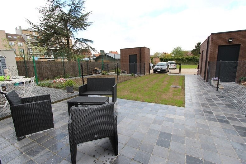 Gelijkvloers nieuwbouwappartement te Ieper met één slpkmr en autostaanplaats 