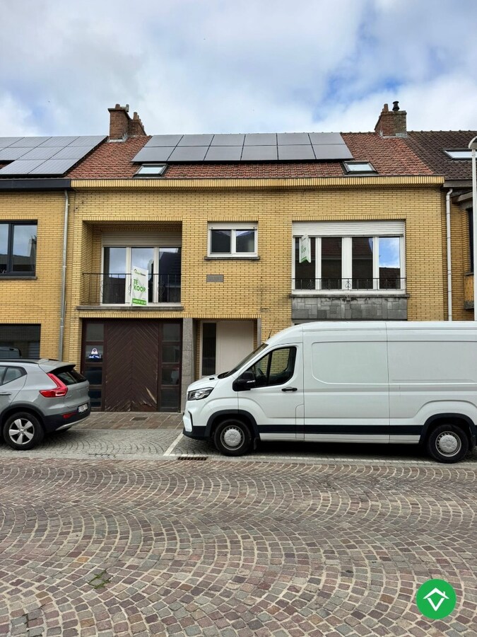 Te koop: Uniek gebouw met 2 appartementen, garage en ruime tuin – hartje Nieuwpoort-Stad 
