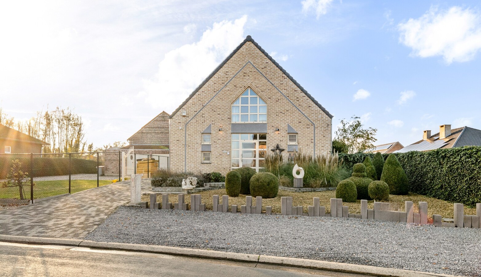 Duurzame, veelzijdige woning met karakter, energiezuinig comfort én prachtige tuin, op toplocatie. 