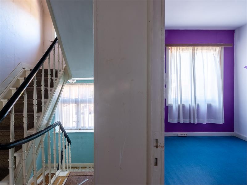 Buitenkans: grote, solide, te renoveren woning in centrum Bassevelde 