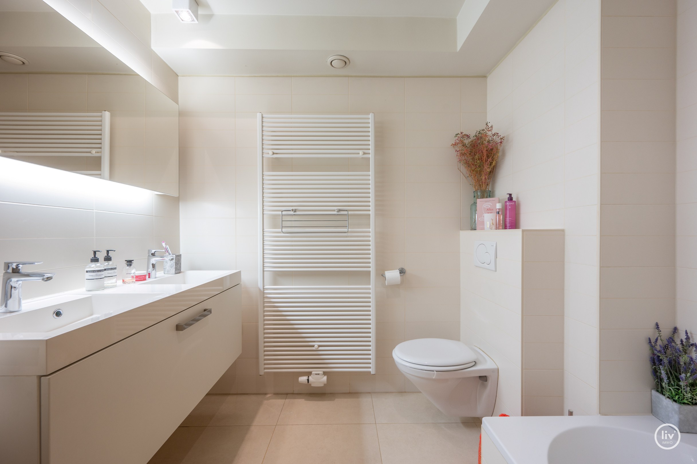 Instapklaar en tevens recent (2010)tuin-appartement op wandelafstand van de Zeedijk-Duinbergen en Duinenwater, Centraal gelegen tussen Knokke en Heist-Centrum. 