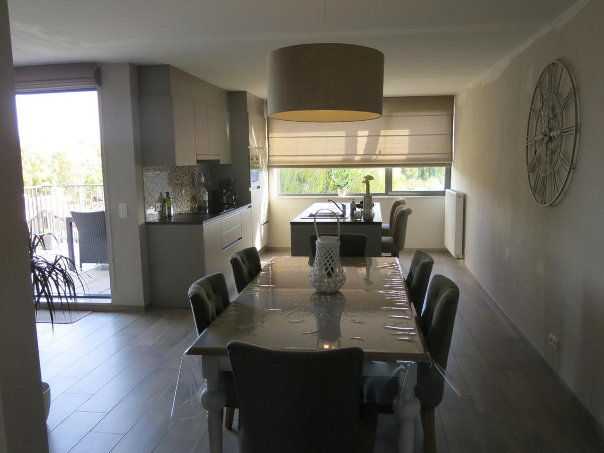 Ruim penthouse-appartement met 3 slaapkamers op de markt in Houthulst 