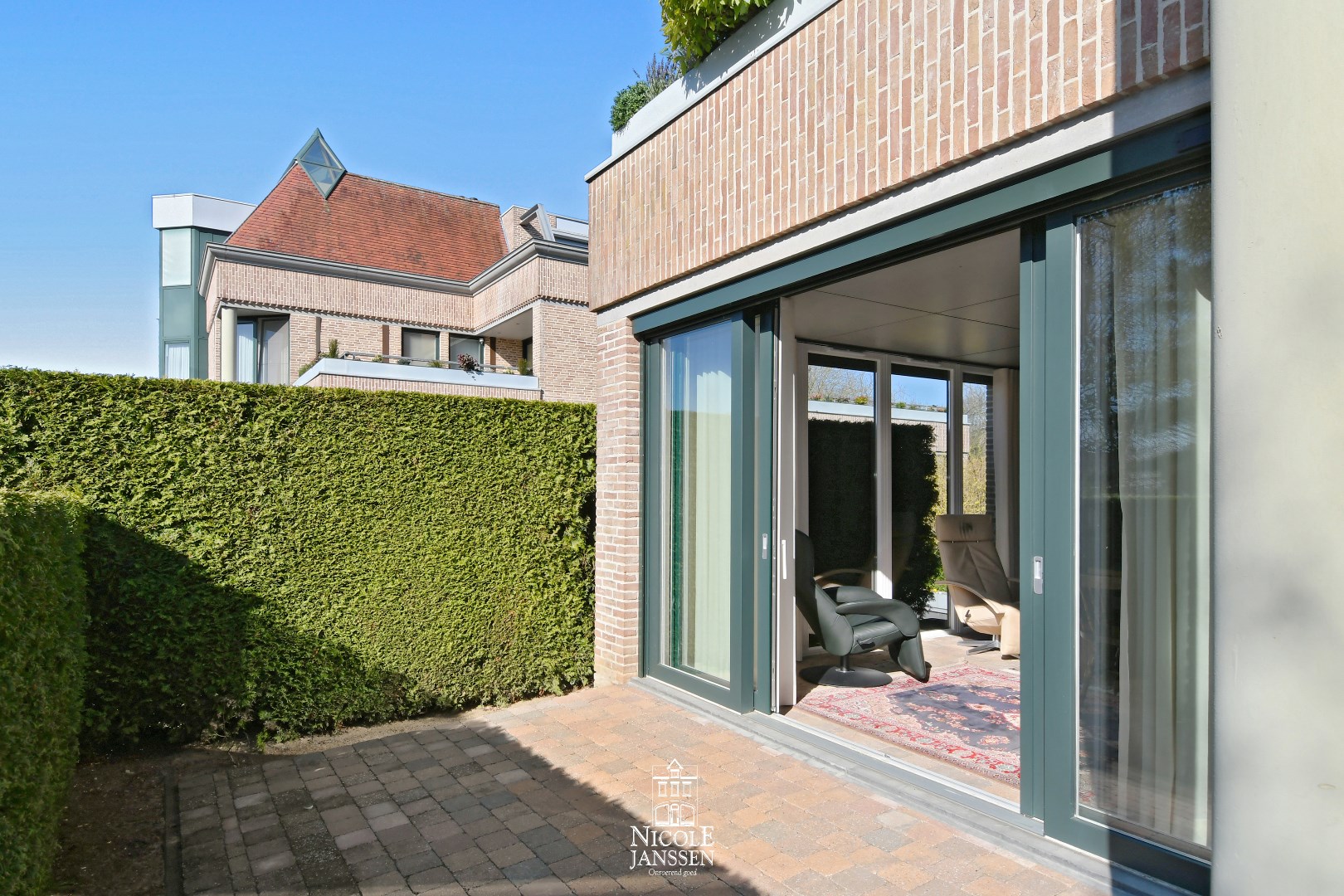 Twee terrassen aan de voor-en achterzijde van het appartement