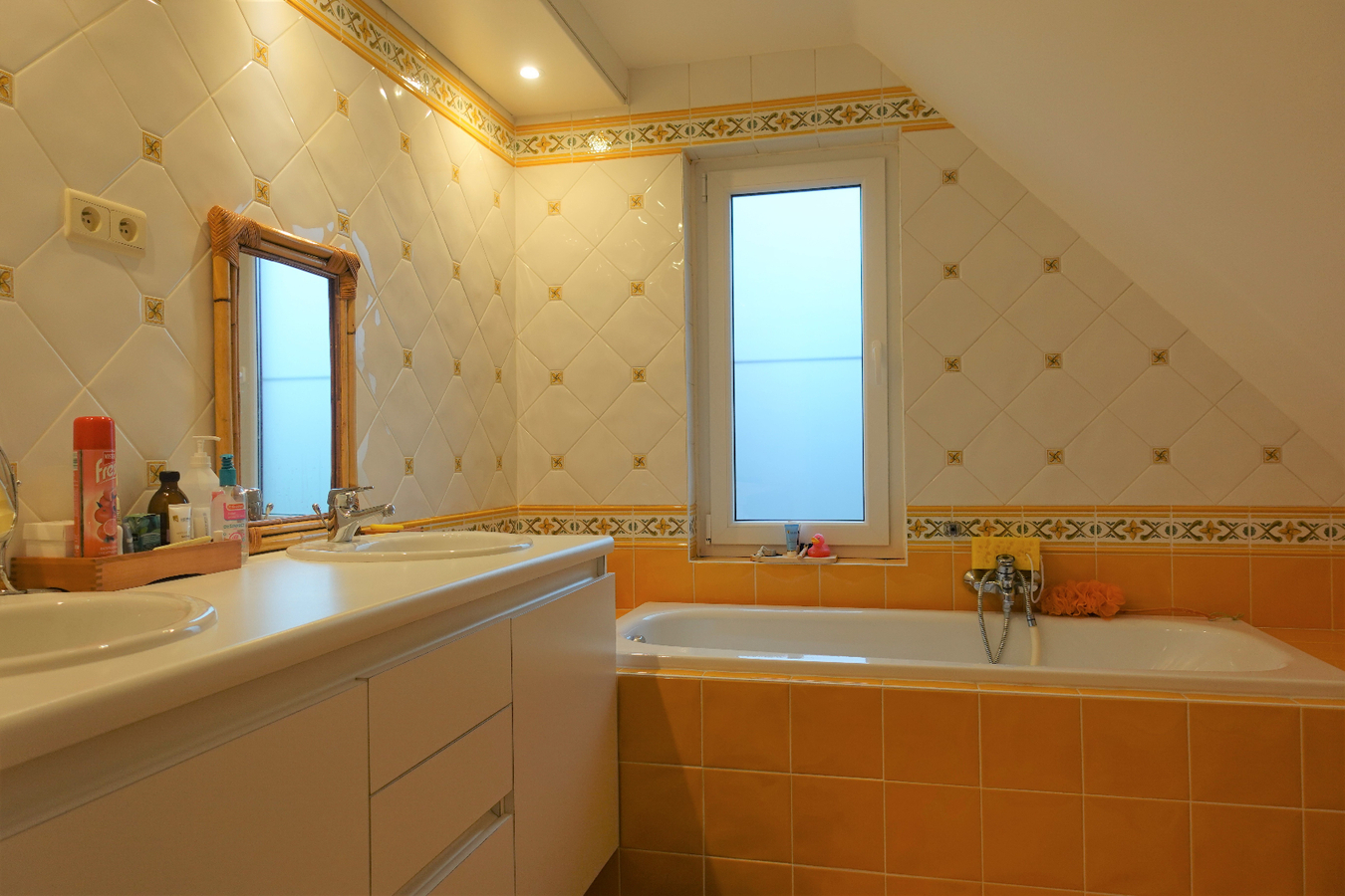 Perfect onderhouden villa op 2.155m² met dubbele garage 