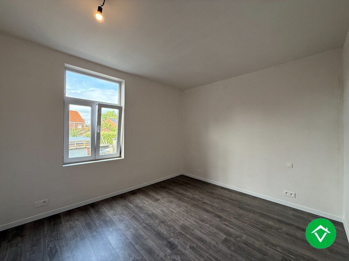 Gerenoveerde woning twee slaapkamers en koer in centrum Roeselare 