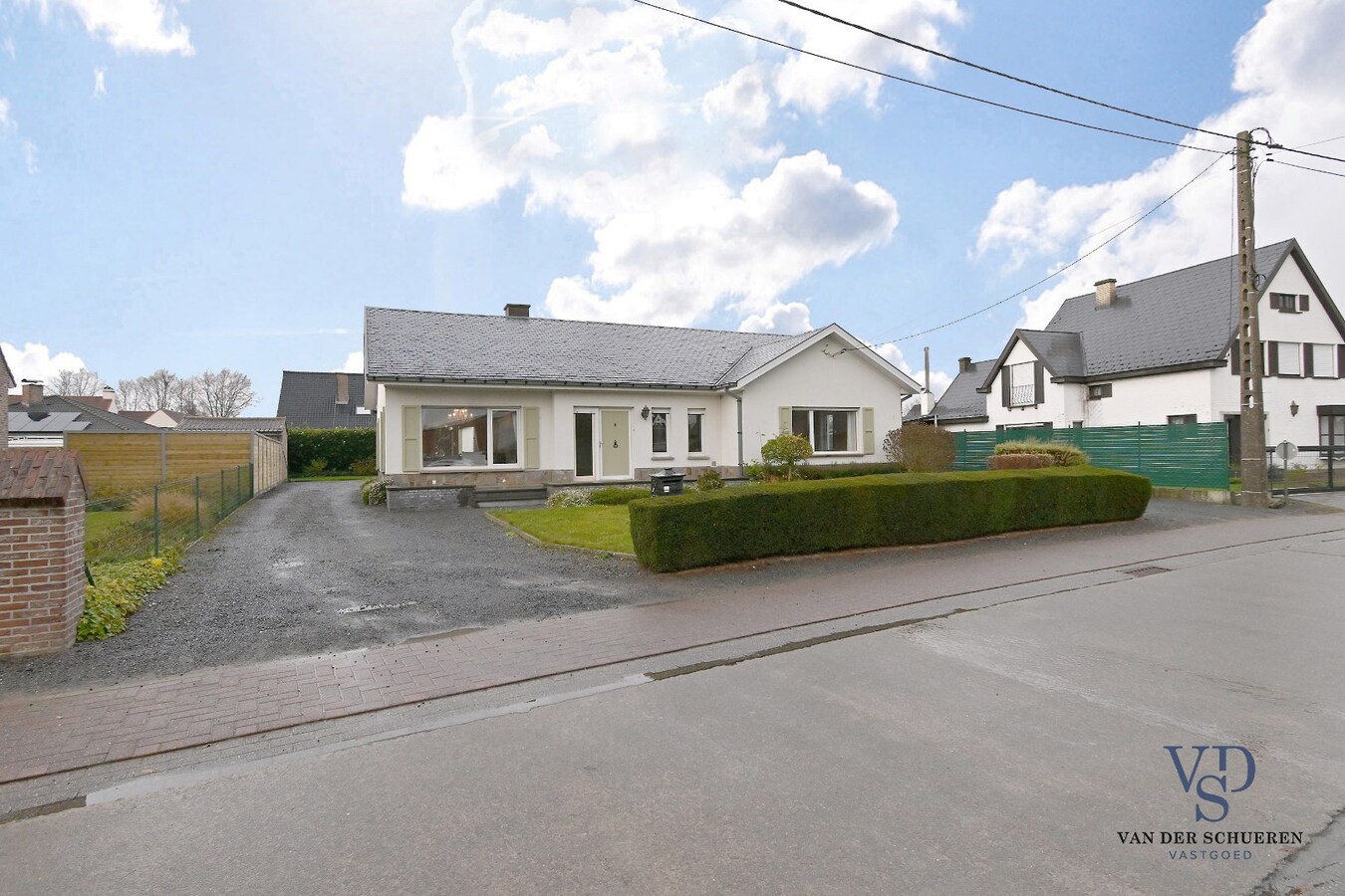 Bungalowwoning met afzonderlijke loods 