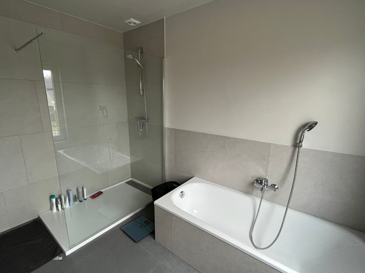 Energetisch gerenoveerde, ruime gesloten bebouwing te Kruisem 