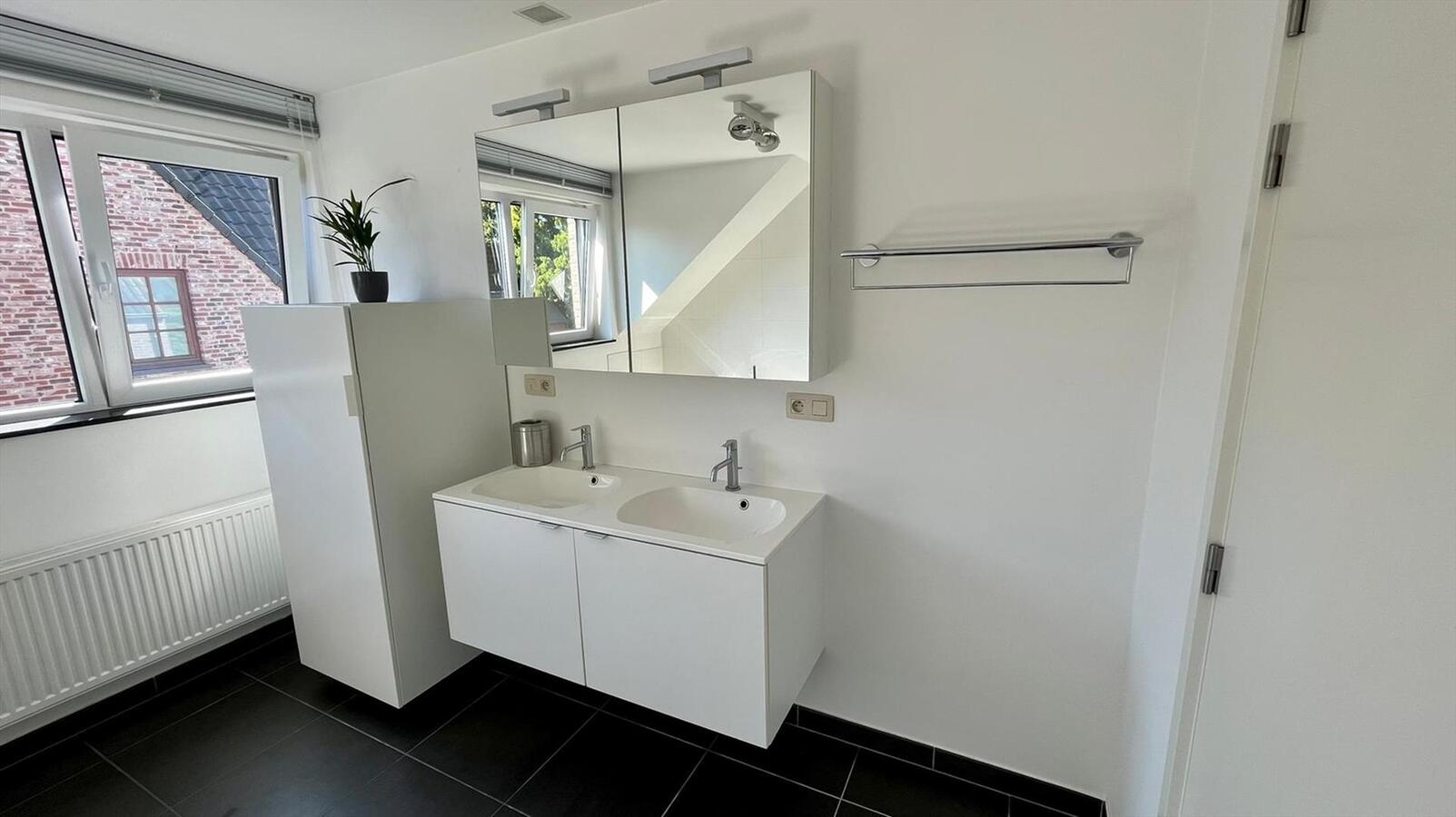 Ruime villa in residentiële wijk te Dikkelvenne 