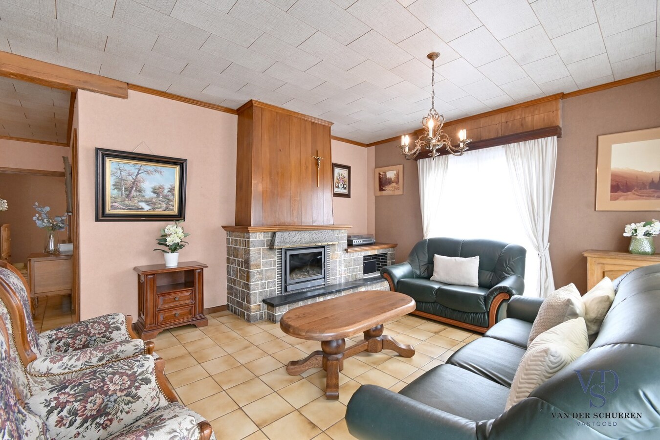 Bijzonder ruime, praktisch ingedeelde gezinswoning 