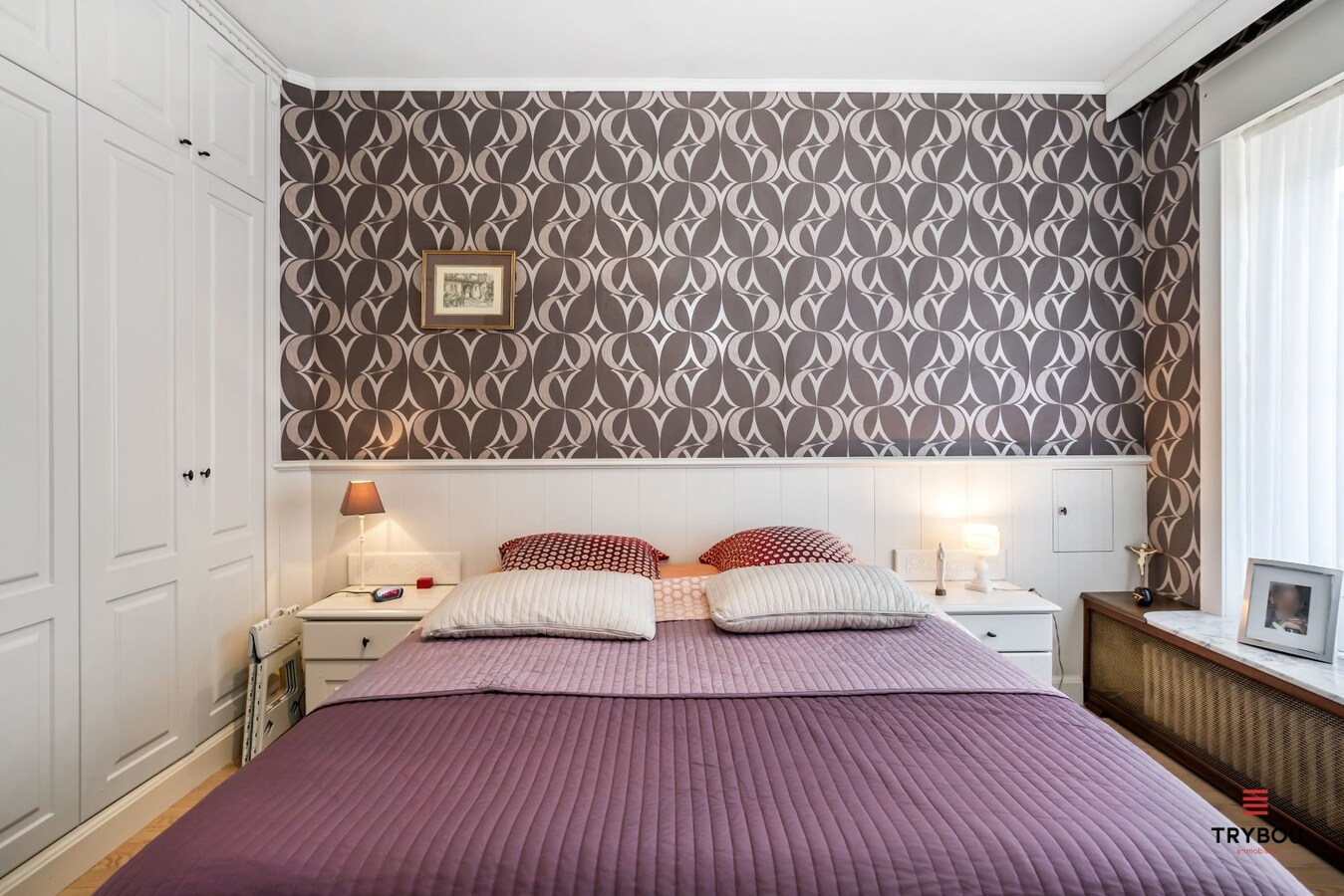 Centraal gelegen, halfopen woning met grote goed onderhouden tuin 