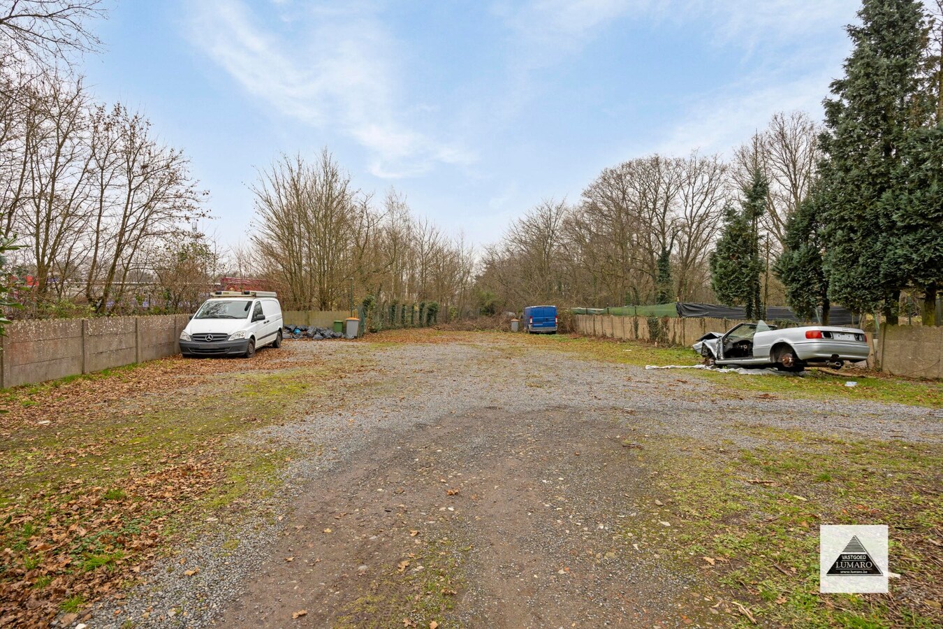 Handelsgelijkvloers en 2 appartementen en parking. Perceel van 15a 49ca. 