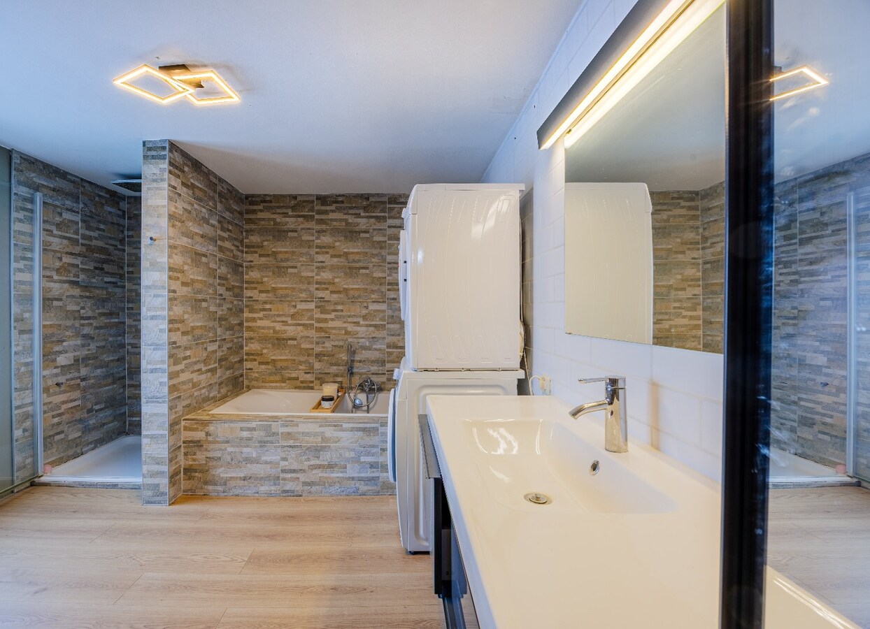 Uniek handelspand met woonst in het charmante Lissewege – tal van mogelijkheden! 