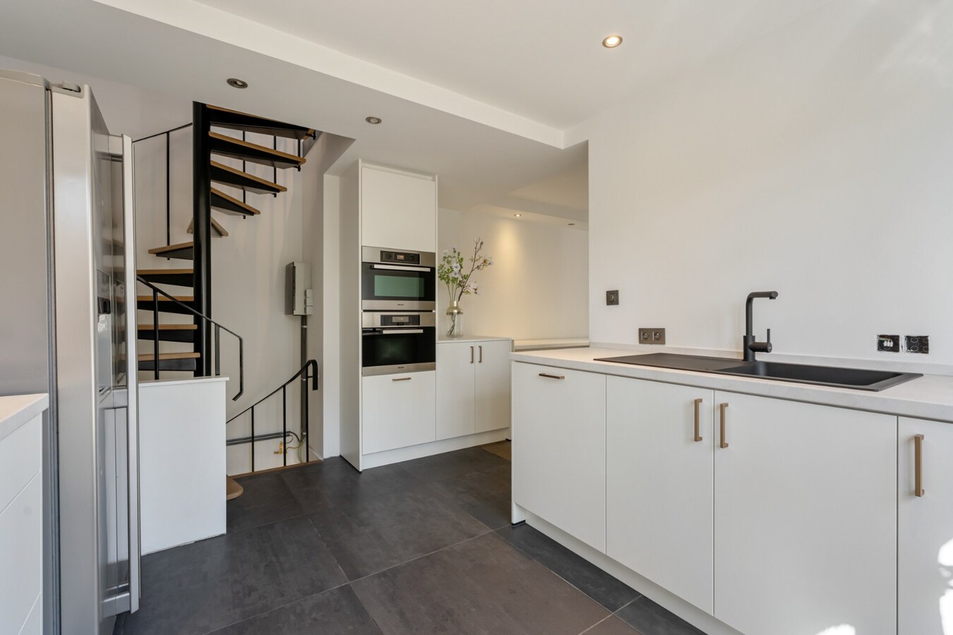 Gezellige, instapklare stadswoning in het centrum van Maaseik grenzend aan de groene wal! 