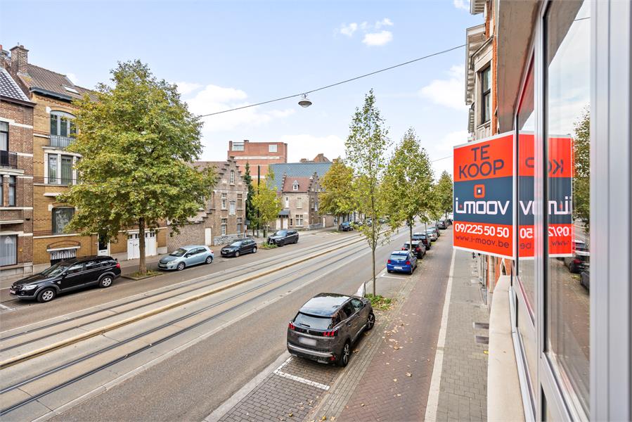 Eigentijds, volledig gerenoveerd appartement nabij Sint-Pietersstation 