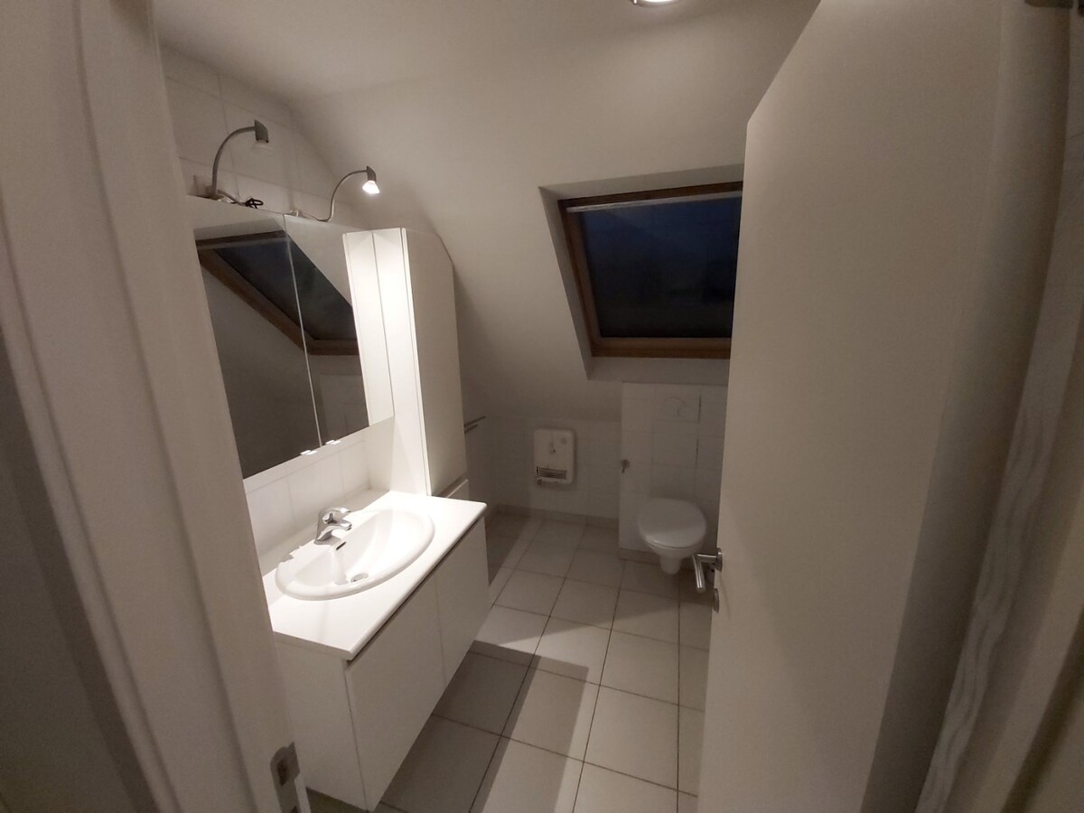 Uitstekend gelegen duplex appartement. Geen vaste kosten ! 