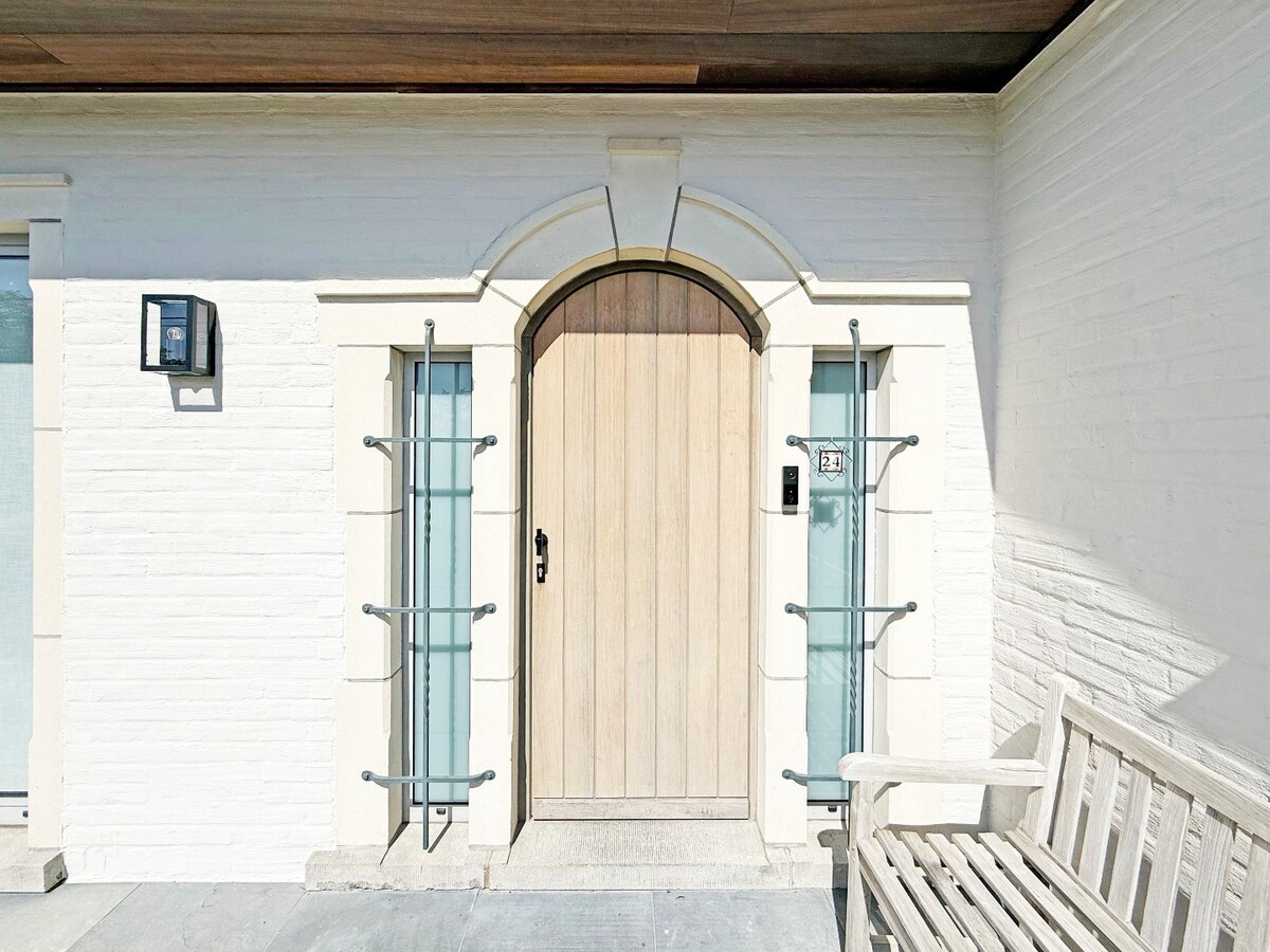 Gerenoveerde villa met zwembad grenzend aan kasteel te Leeuwergem 