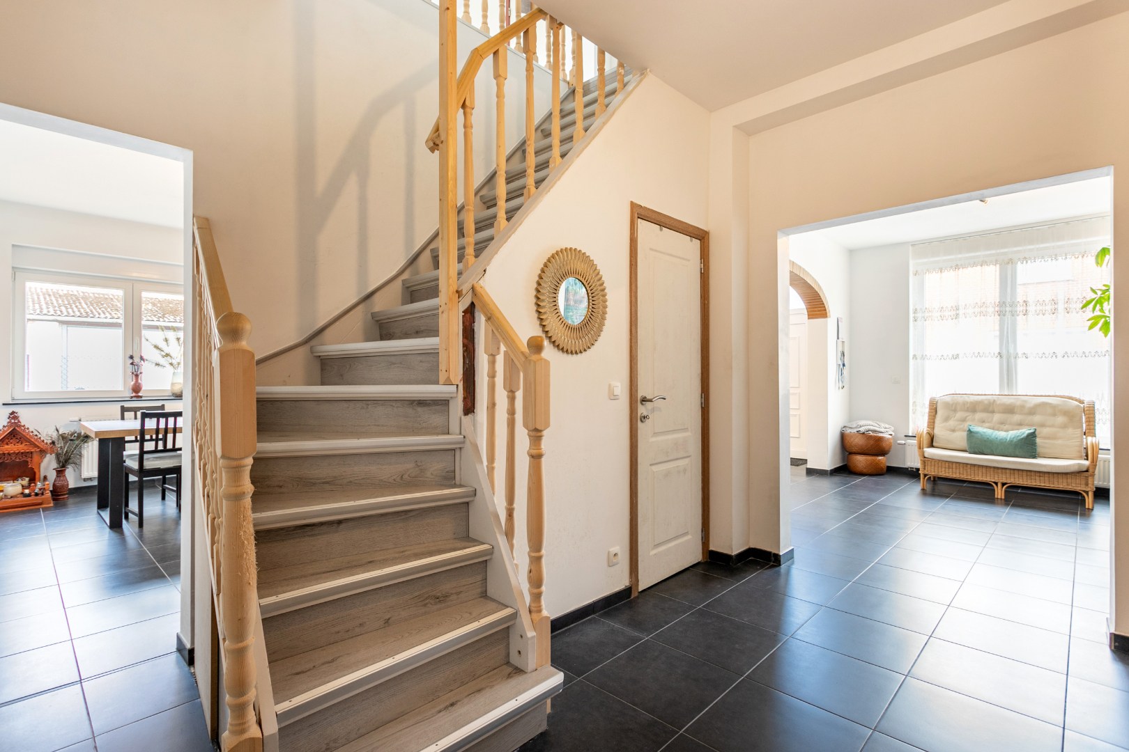 Maison rénové avec 4 chambres et local de stockage 