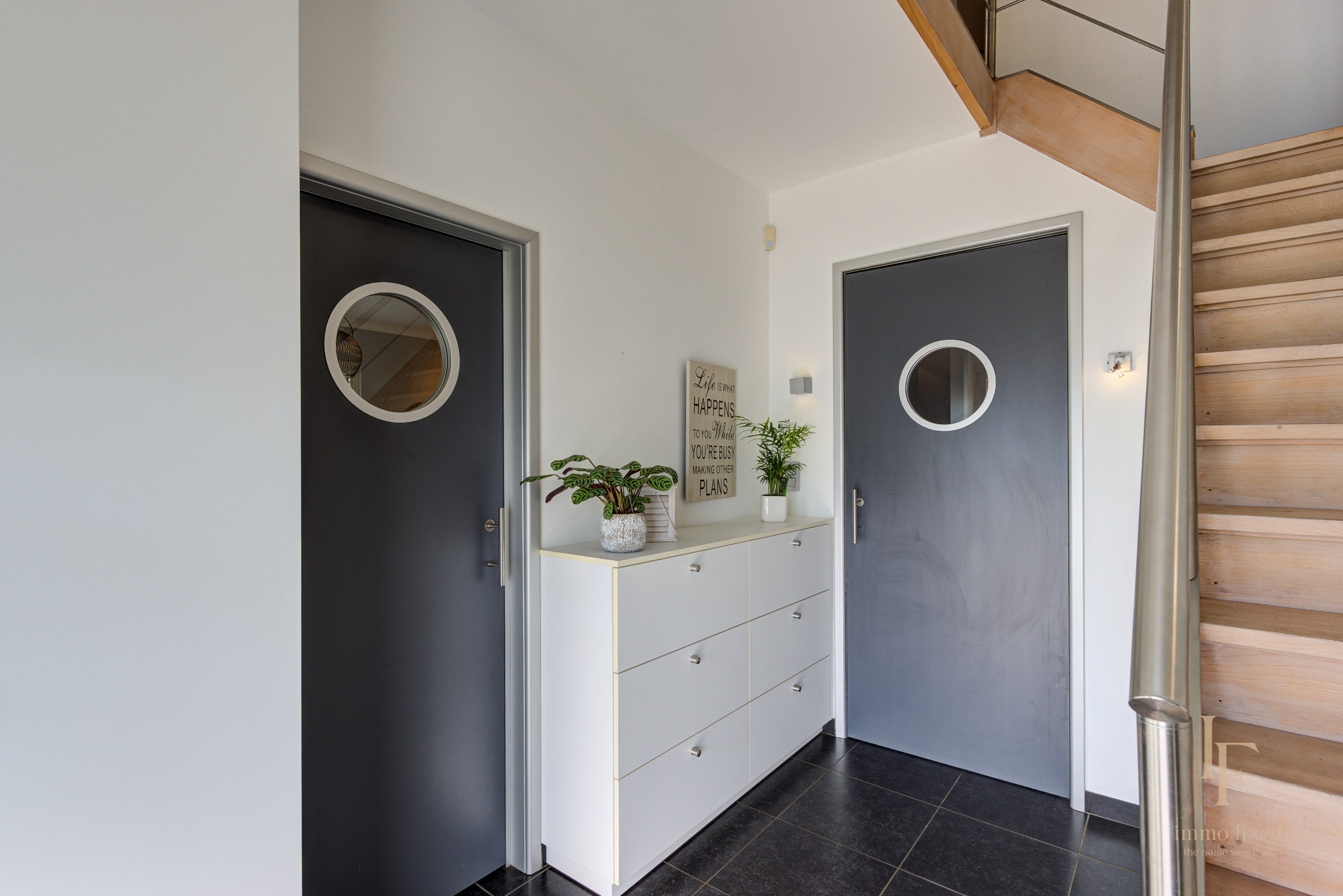 Villa met magazijn, garagebox en 12+ parkeerplaatsen te Kontich! 