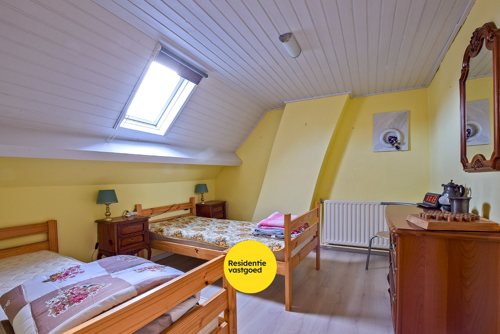 Statige herenhuis te Nieuwpoort-stad met 4 slaapkamers en 2 badkamers. 