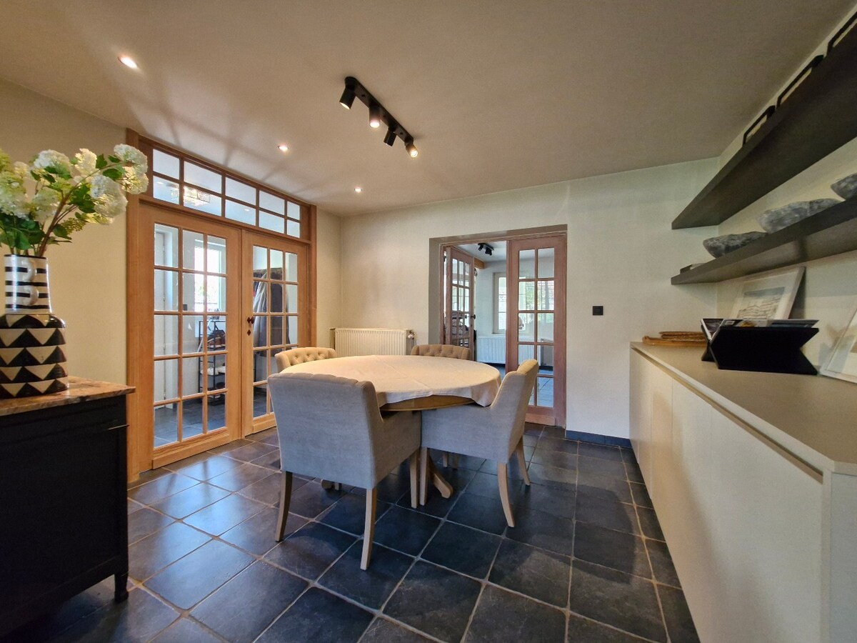 Uiterst charmante halfopen bebouwing met weidse zichten op een perceel van 2012m² 