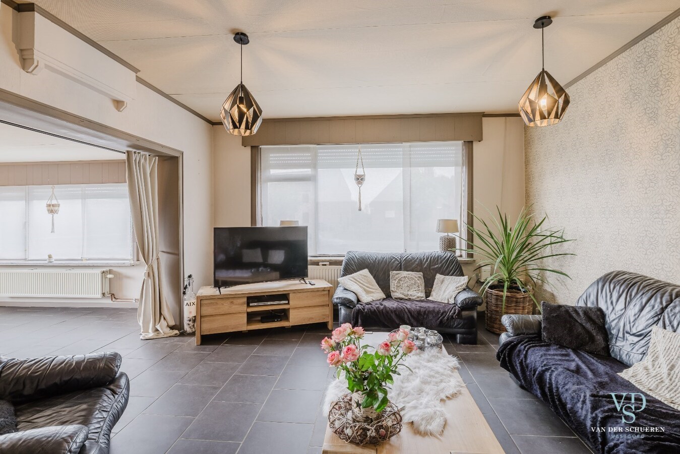 Ruime woning met atelier / garage. 