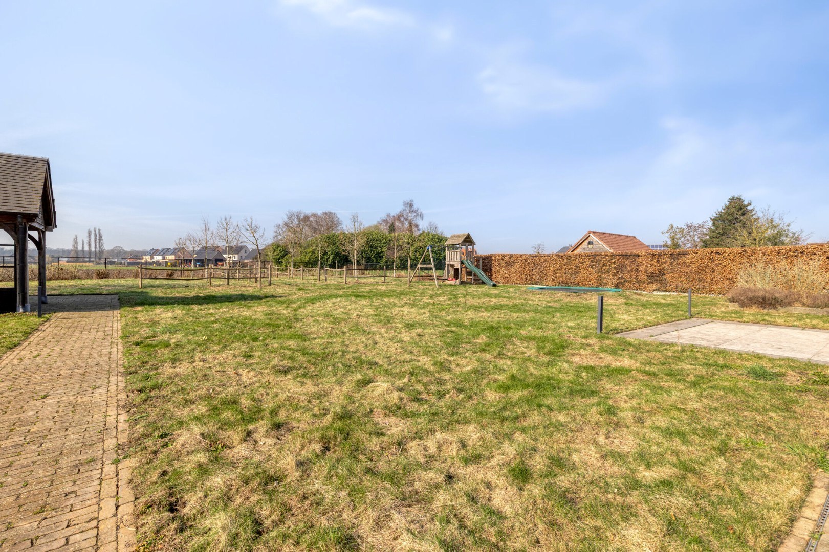 Geheel van schitterende villa + naastgelegen gezinswoning met landelijke ligging in Tongerlo 