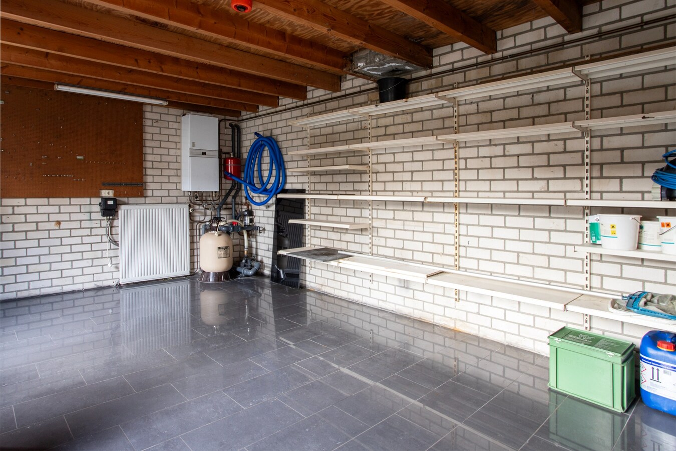 Vrijstaande woning, type landhuis met garage, carport, zwembad en 731 m2 grond. 