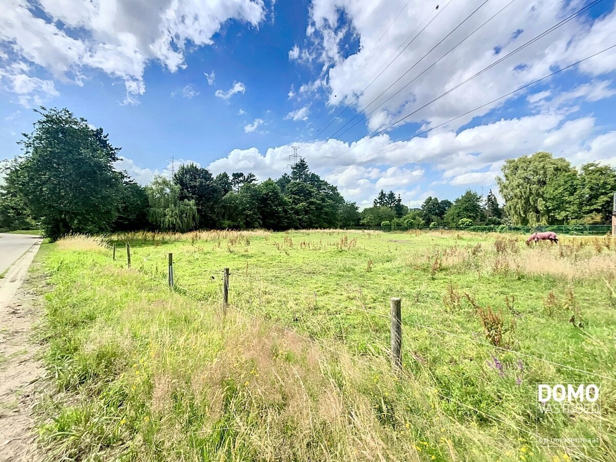 Ruime bouwgrond voor een half open bebouwing, gelegen op een perceel van 7a30ca. 