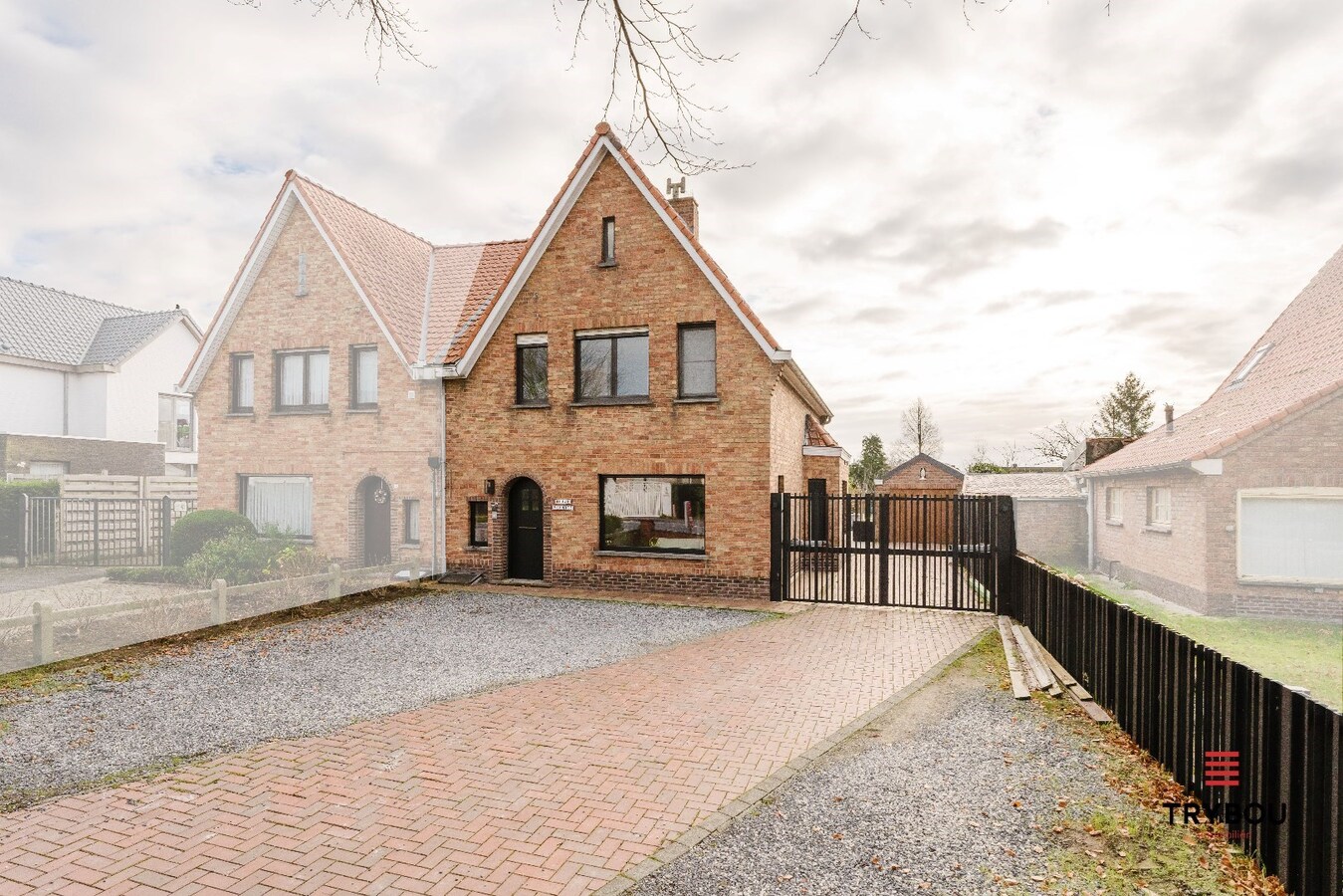 Verrassend ruime, lichtrijke woning op ruim perceel van 722m² te Jabbeke 