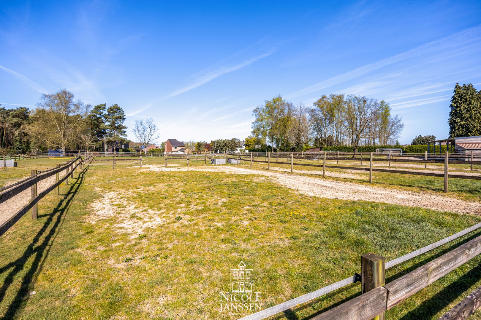 Met vrij uitzicht over het eigen weiland en paardenstallen 