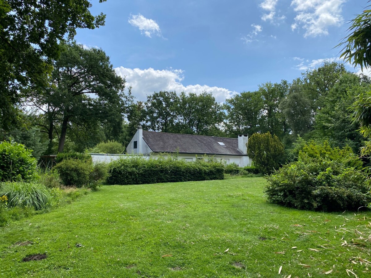 Te verkavelen grond van 6.140 m² met 64,20 meter langsheen de straat te Zoersel 