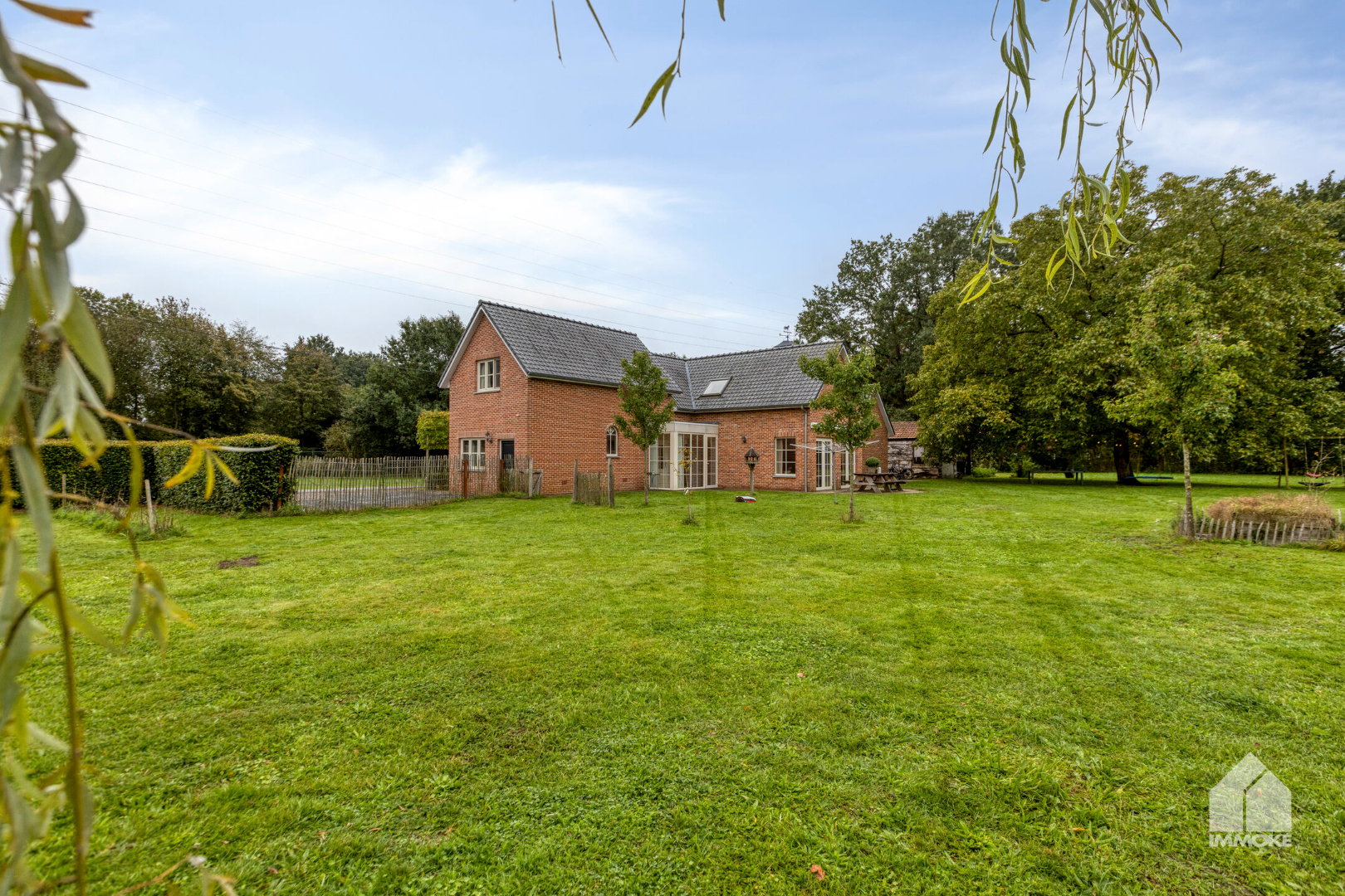 Volledig gerenoveerde, energiezuinige langgevelhoeve op riant perceel van 76 are. 
