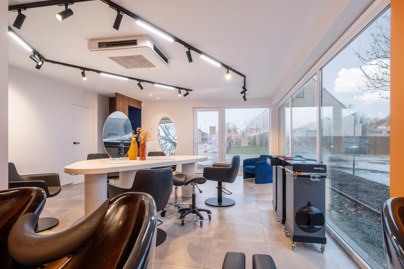 Moderne villa met praktrijkruimte op TOPligging te Heule  ! 